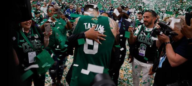 华体会-塔图姆在雄鹿比赛中大胜，赛况扑朔迷离引发热议！的简单介绍