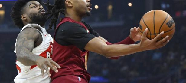 HTH- 字母哥抢比赛用球 