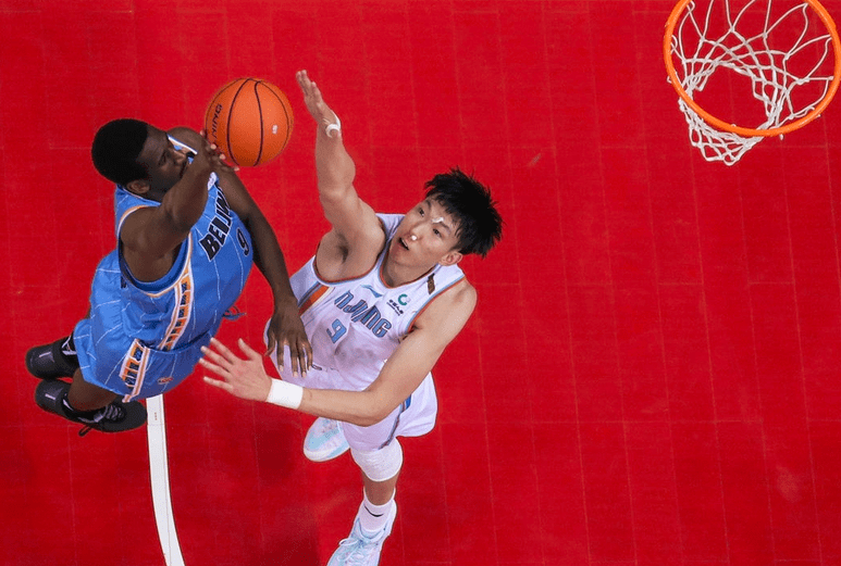 橄榄球附加赛,三湘海豚队与东海铁骑队鏖战,VAR改判成焦点!防守强度拉满 橄榄球附加赛,三湘海豚队与东海铁骑队鏖战,VAR改判成焦点!防守强度拉满