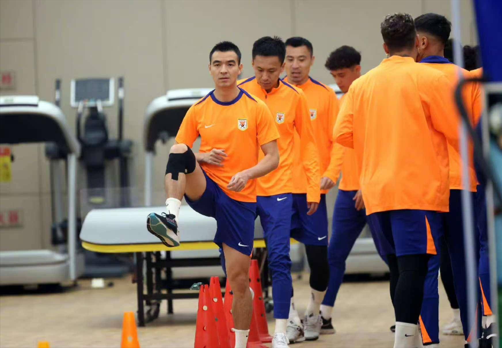 田径淘汰赛上演强强对话,泰山犀牛队强势反弹洞庭飞鹰队,团队配合流畅;定位球制造杀机(田径女飞人袁琦琦四人接力视频) 田径淘汰赛上演强强对话,泰山犀牛队强势反弹洞庭飞鹰队,团队配合流畅;定位球制造杀机(田径女飞人袁琦琦四人接力视频)