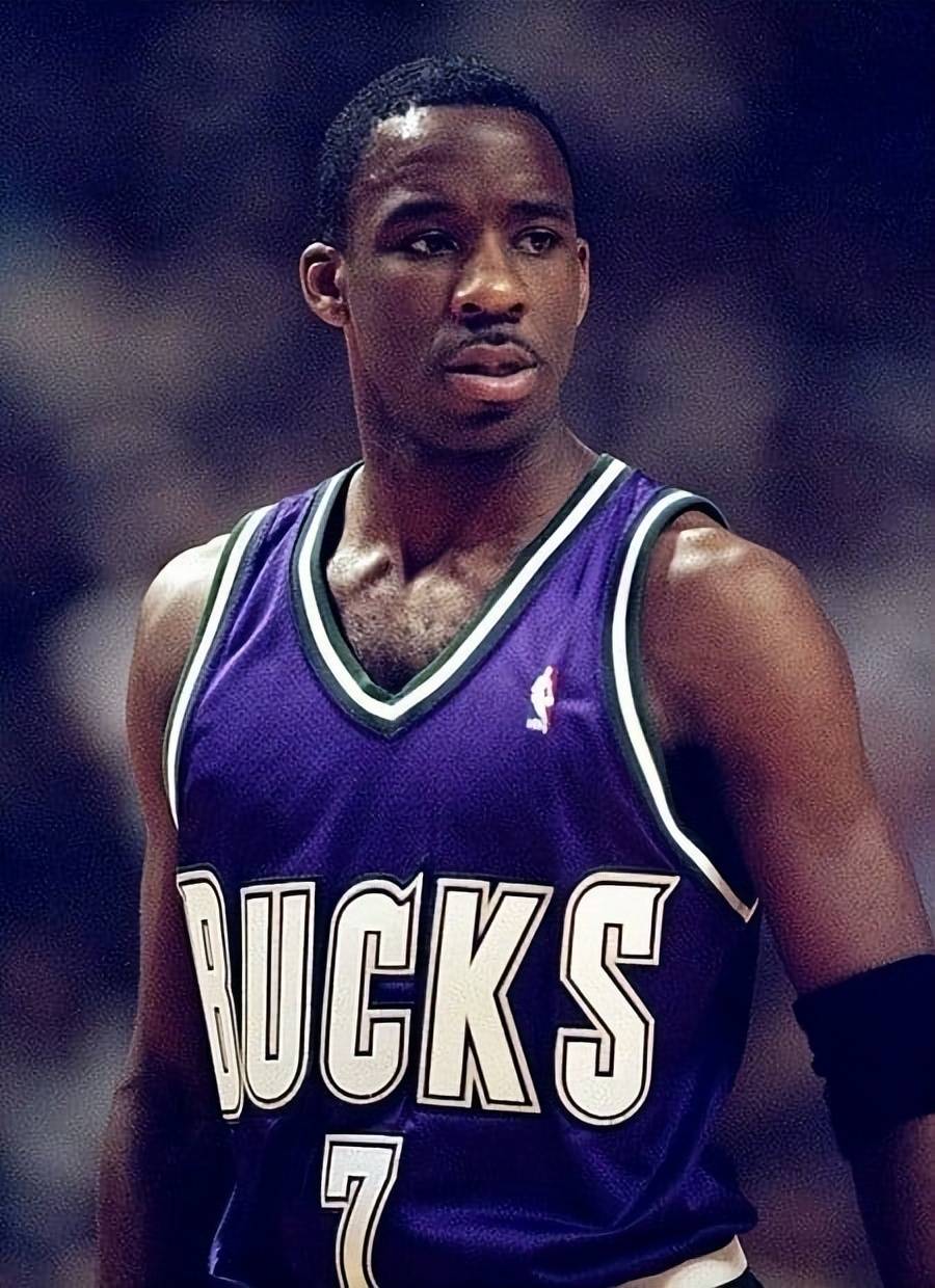 包含密尔沃基雄鹿训练开放日，今晚状态回暖引欢呼，亚冠在即，医务组通报恢复的词条