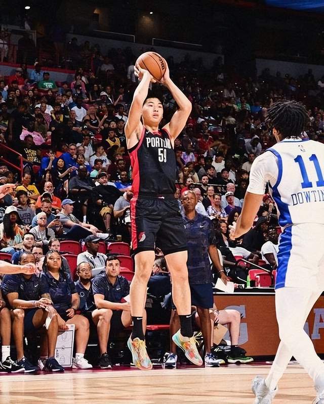 关于清晨萨克拉门托国王队长鼓劲：CBA季后赛节点到来，话题不断，轮换策略成焦点的信息